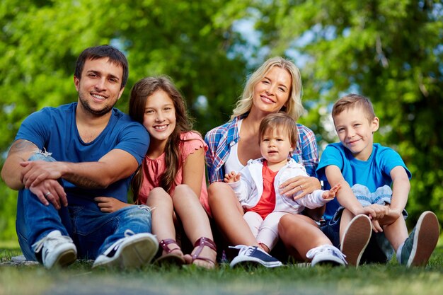 Famiglia godendo l&#39;estate