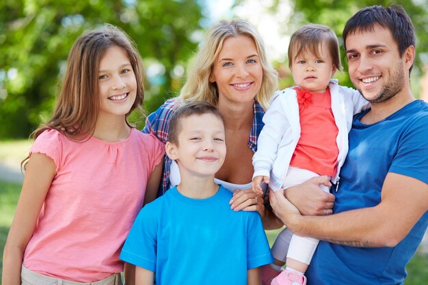 Famiglia godendo le vacanze estive