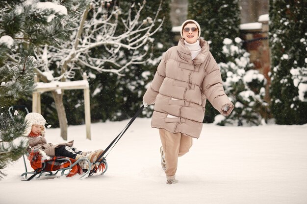 Famiglia in abiti invernali in vacanza nel bosco innevato