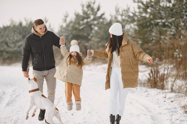 Famiglia in cappelli invernali lavorati a maglia in vacanza