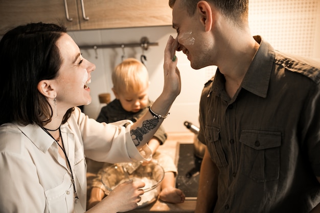 Famiglia in cucina