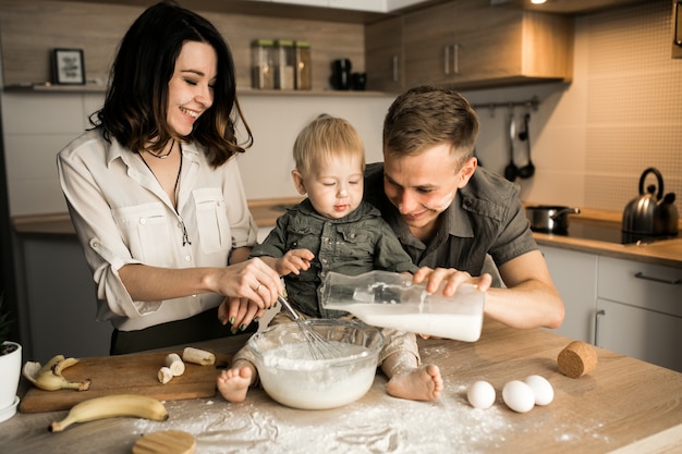 Famiglia in cucina