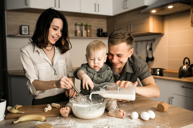 Famiglia in cucina