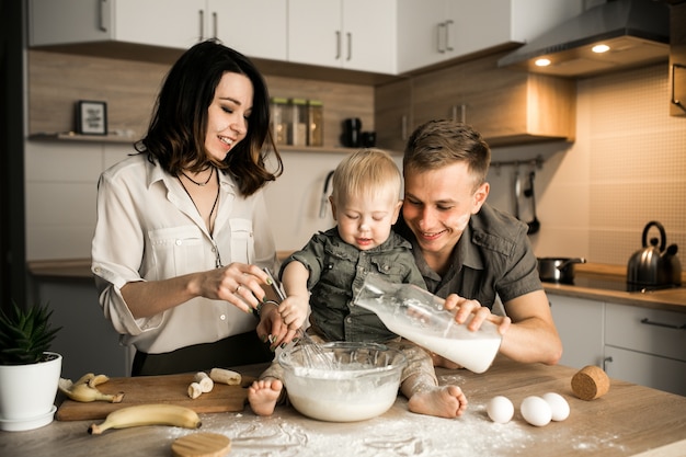 Famiglia in cucina