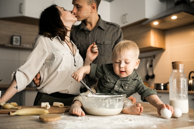 Famiglia in cucina