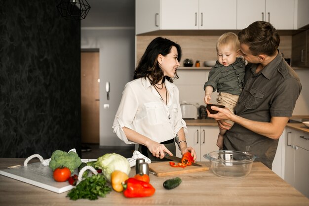 Famiglia in cucina