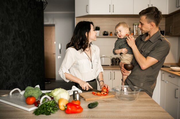 Famiglia in cucina