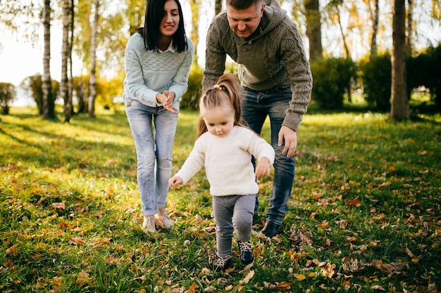 Famiglia in natura verde insieme