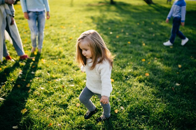 Famiglia in natura verde insieme