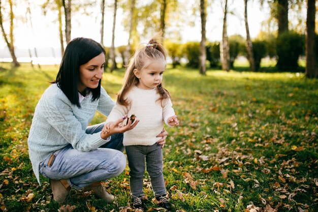 Famiglia in natura verde insieme