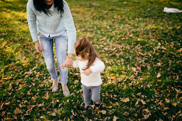 Famiglia in natura verde insieme