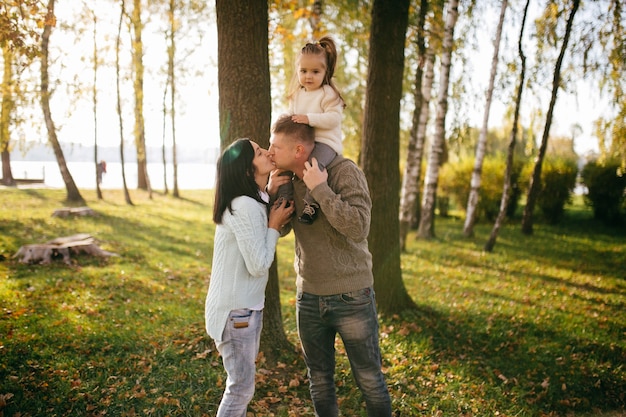 Famiglia in natura verde insieme