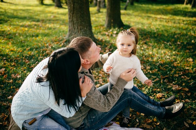 Famiglia in natura verde insieme