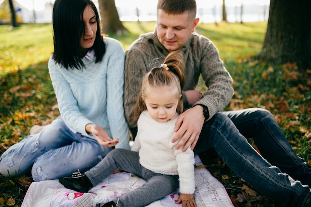 Famiglia in natura verde insieme