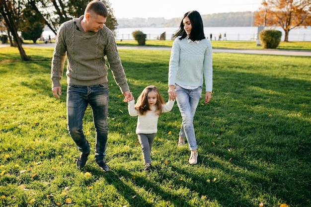 Famiglia in natura verde insieme