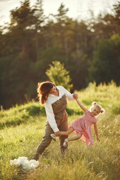 Famiglia in un campo estivo. Foto sensuale. Piccola ragazza carina.