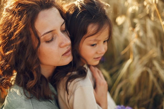 Famiglia in un campo estivo. Foto sensuale. Piccola ragazza carina.