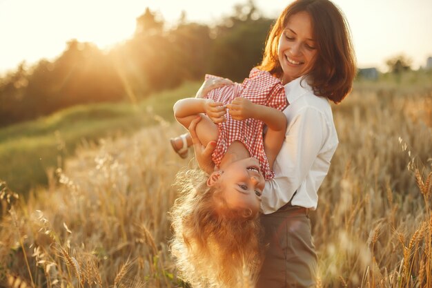 Famiglia in un campo estivo. Foto sensuale. Piccola ragazza carina.