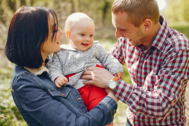 Famiglia in un parco di primavera