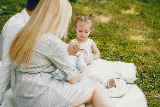 famiglia in un parco estivo