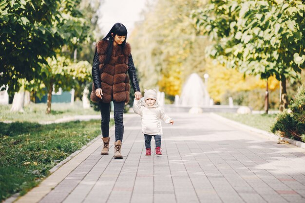 Famiglia in un parco in autunno