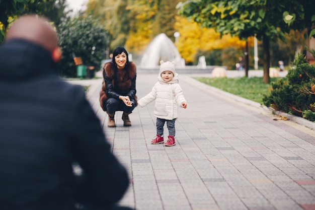 Famiglia in un parco in autunno