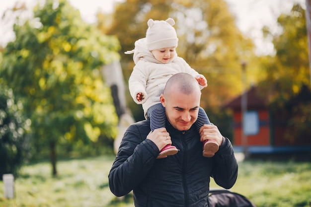 Famiglia in un parco in autunno