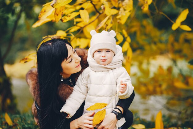 Famiglia in un parco in autunno