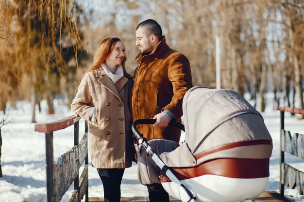 Famiglia in un parco invernale