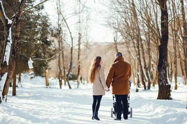 Famiglia in un parco invernale