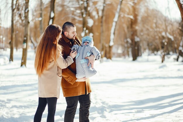 Famiglia in un parco invernale