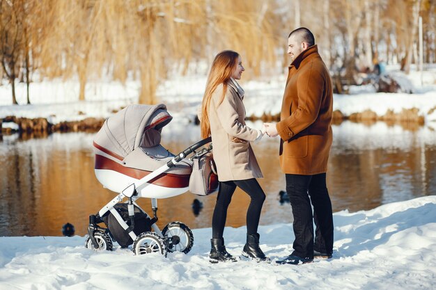 Famiglia in un parco invernale