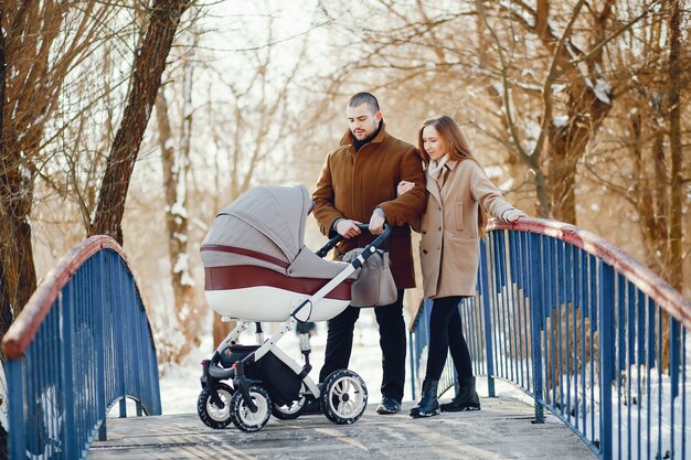 Famiglia in un parco invernale