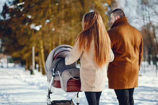 Famiglia in un parco invernale