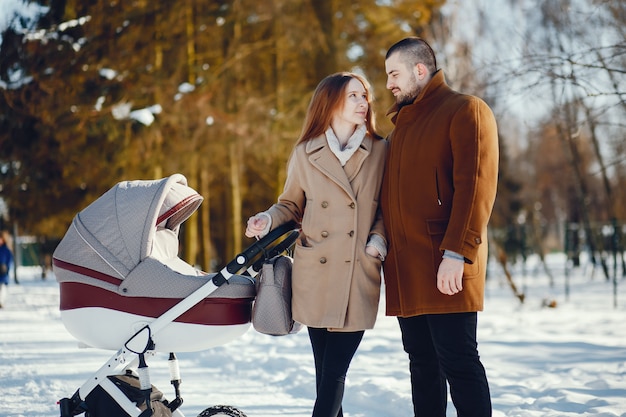 Famiglia in un parco invernale