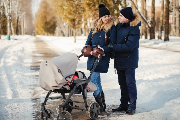 Famiglia in un parco invernale