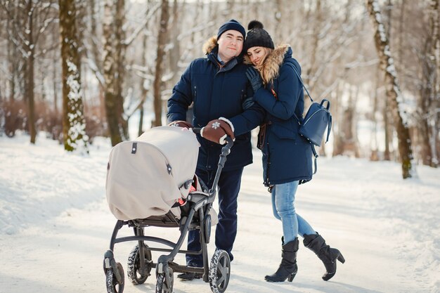 Famiglia in un parco invernale