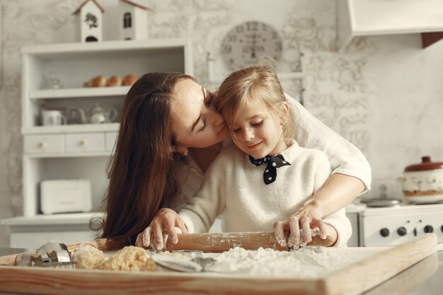 Famiglia in una cucina. Bella madre con la piccola figlia.