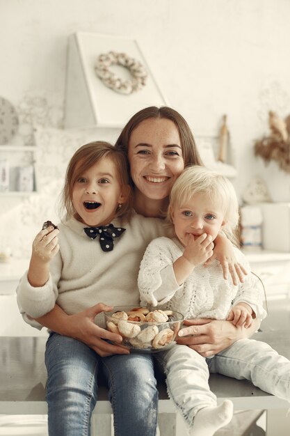 Famiglia in una cucina. Bella madre con la piccola figlia.