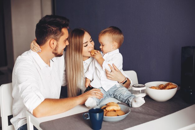 Famiglia in una cucina