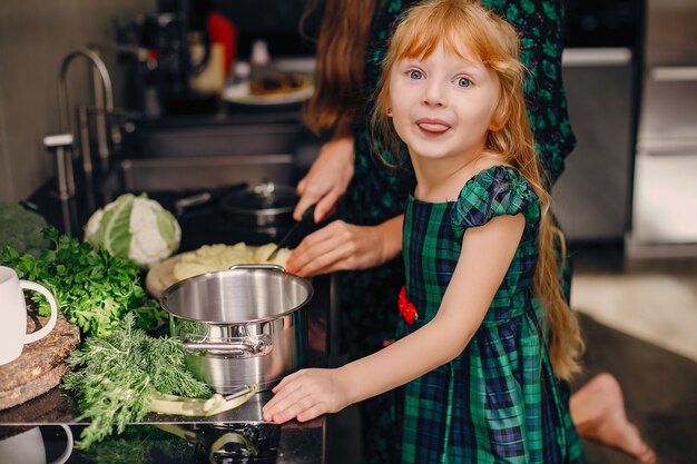 Famiglia in una cucina