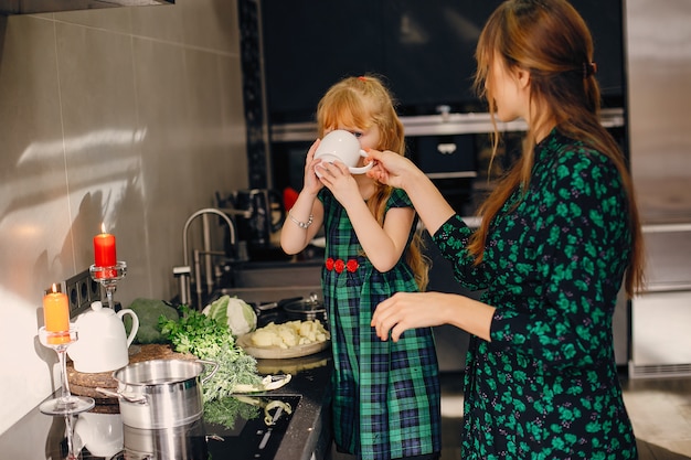 Famiglia in una cucina