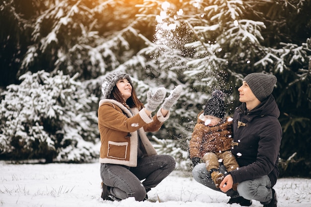 Famiglia in una foresta invernale