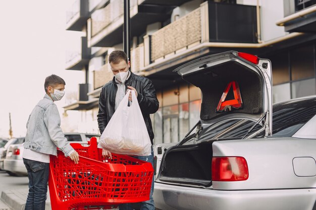 Famiglia in una maschera in piedi sulla strada