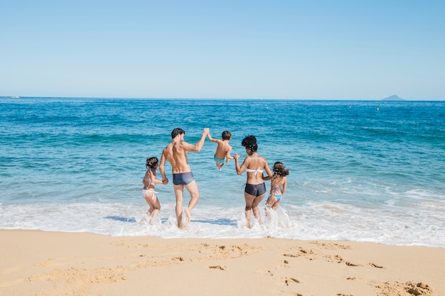 Famiglia in vacanza in spiaggia