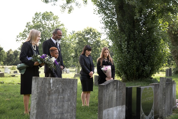 Famiglia in visita alla tomba della persona amata