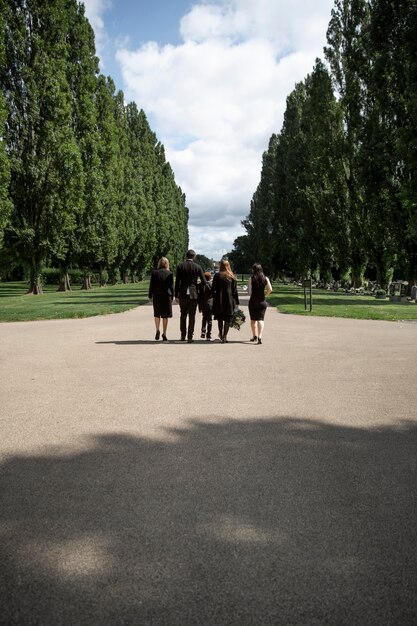 Famiglia in visita alla tomba della persona amata