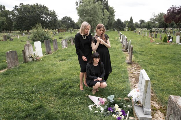 Famiglia in visita alla tomba della persona amata