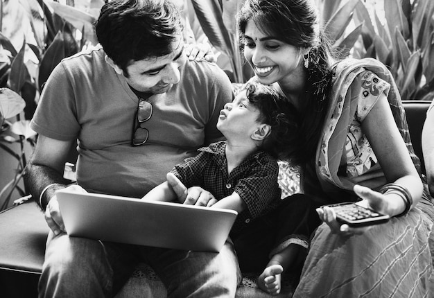 Famiglia indiana che utilizza insieme un computer portatile