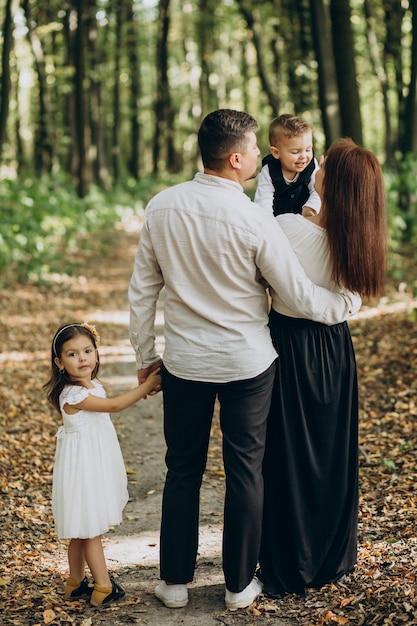 Famiglia insieme nel parco